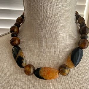 Hermoso collar de ágatas combinado con madera